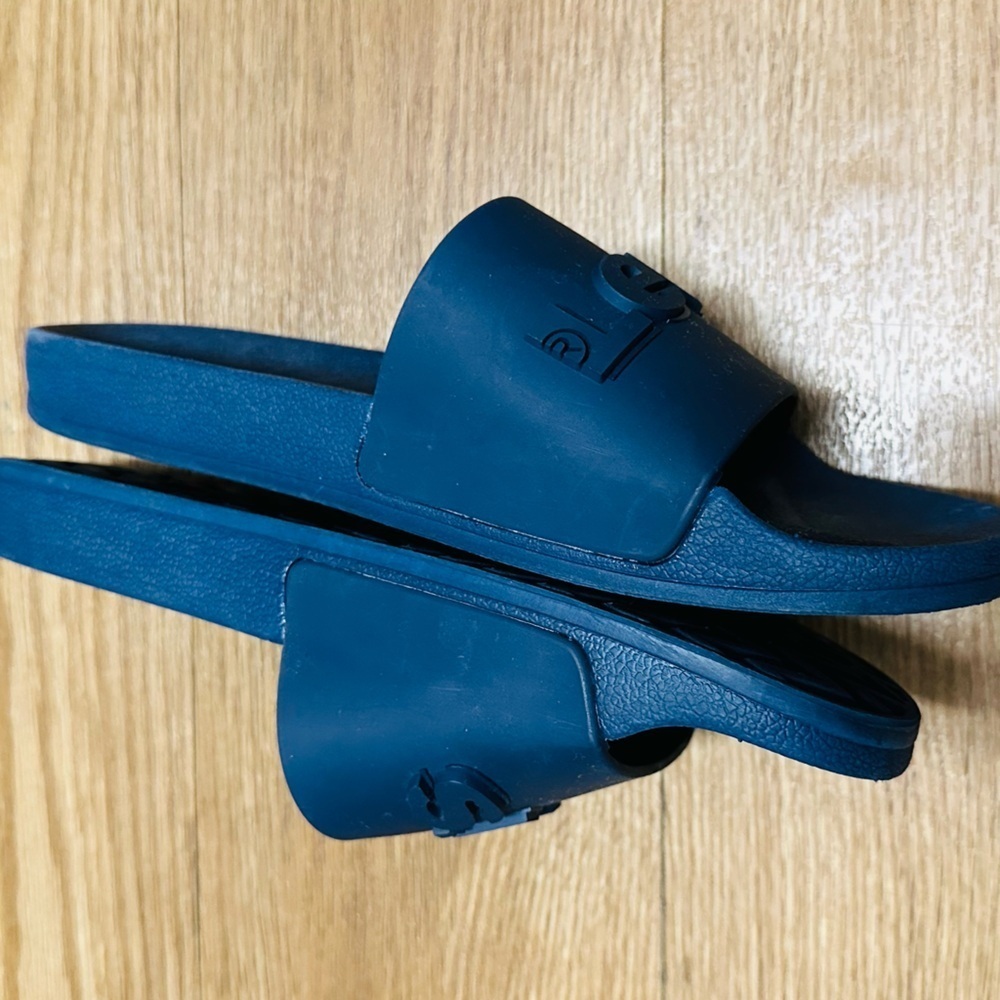 LEVIS Rubber Slide - Picture 3 of 9